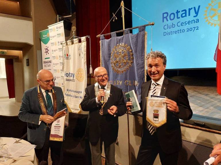 Da sinistra: il governatore del Distretto Rotary 2072 Luciano Alfieri, il presidente del club di Cesena Paolo Montalti e il nuovo socio Andrea Mazzini. La foto è di Alessio Avenanti
