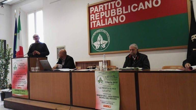 Mario Guidazzi, a destra nella foto, durante la presentazione della lista del Pri alle amministrative del giugno 2019