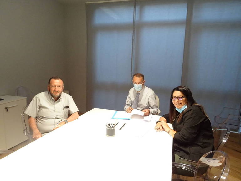 Nella fotografia, da sinistra Leonardo Belli  presidente Assiprov, Marco Maltoni notaio e Giorgia Brugnettini presidente di Volontarimini
