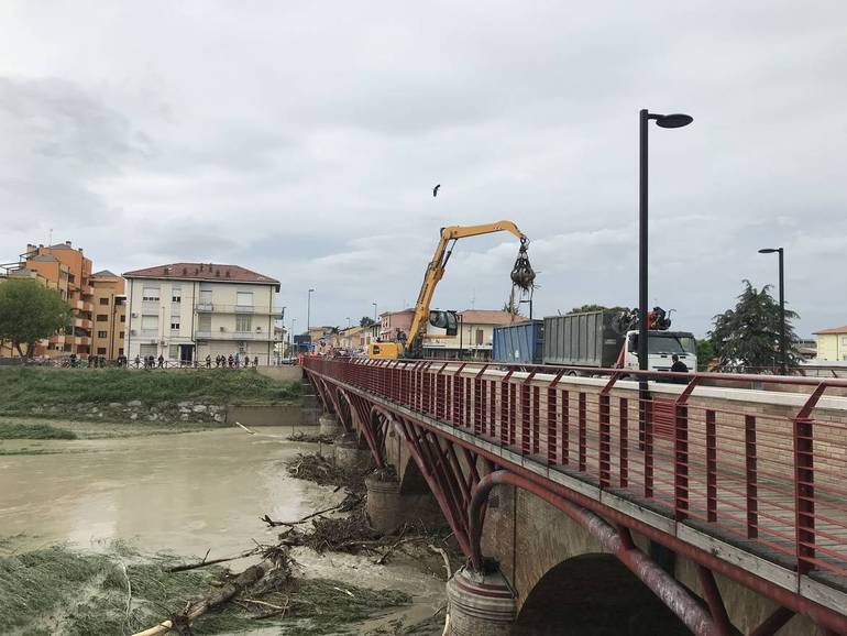 Esondazione fiume Savio, il presidente Bonaccini al Ponte Nuovo: "Tutti saranno risarciti dallo Stato o dalla Regione"