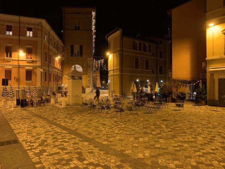 Ieri sera la piazza Amendola deserta nell'ora tipica dell'aperitivo, poco dopo le 19
