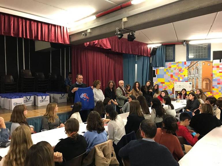 Nella foto, l'imprenditore Rocco De Lucia illustra la felpa donata dall'azienda Siropack agli oltre 60 studenti coinvolti nel gemellaggio e ai loro professori