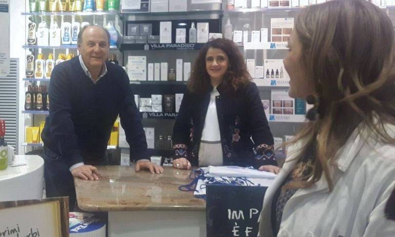 Gerry Scotti a Cesena ha incontrato i fan in farmacia
