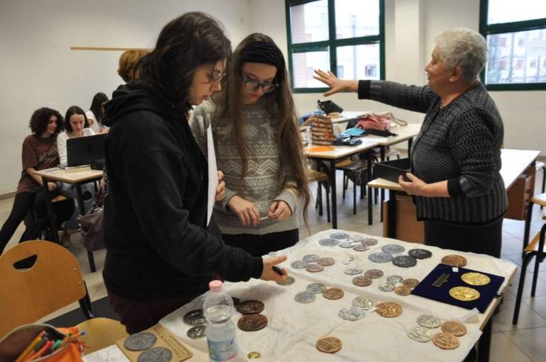 Gli studenti del Monti stanno catalogando medaglie e incisioni di Ilario Fioravanti