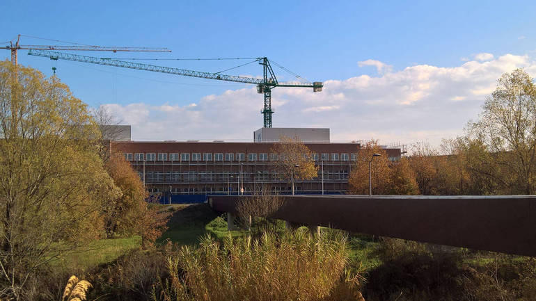 Il campus in costruzione all'ex Zuccherificio, fotografato dalla riva sinistra del fiume Savio