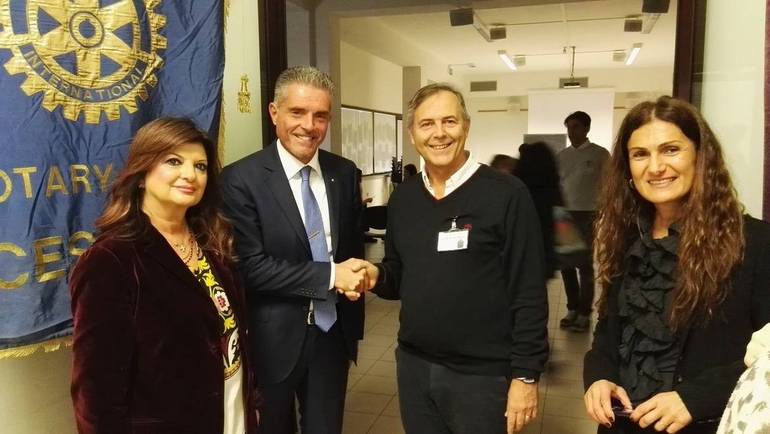 Da sinistra, la presidente del Rotary club Ester Castagnoli, il sindaco di Cesena Paolo Lucchi, il dottor Roberto Magni e la presidente del Lions club Caterina Lucchi