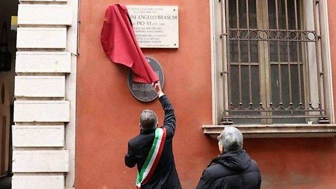 Il sindaco Paolo Lucchi scopre la traga commemorativa. Vicino a lui il vescovo monsignor Douglas Regattieri (Foto Pier Giorgio Marini)