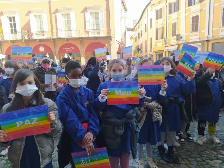 I bambini della primaria Carducci in piazza per chiedere la pace