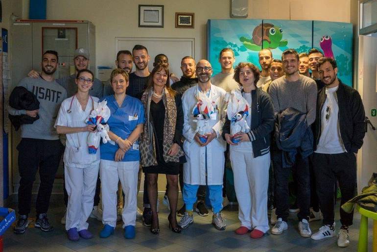 I giocatori del Cesena donano uova di cioccolato ai piccoli pazienti della Pediatria
