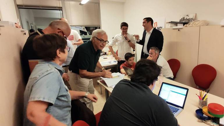 Il team di Enzo Lattuca in fase di elaborazione dati nella sede del Partito Democratico del territorio cesenate