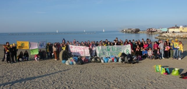 I ragazzi di "FridaysForFuture" ripuliscono la spiaggia di Cesenatico