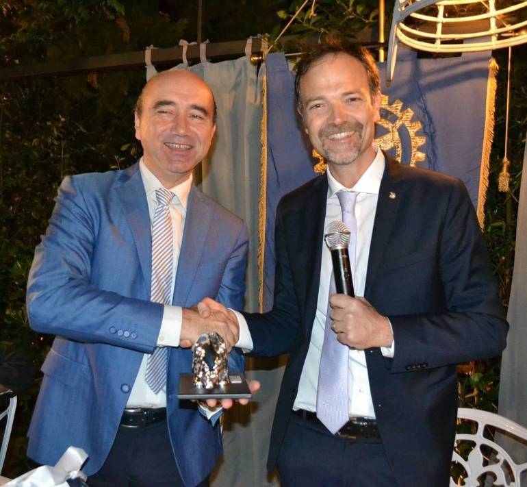A destra il presidente del Rotary club di Cesena, Alessio Avenanti