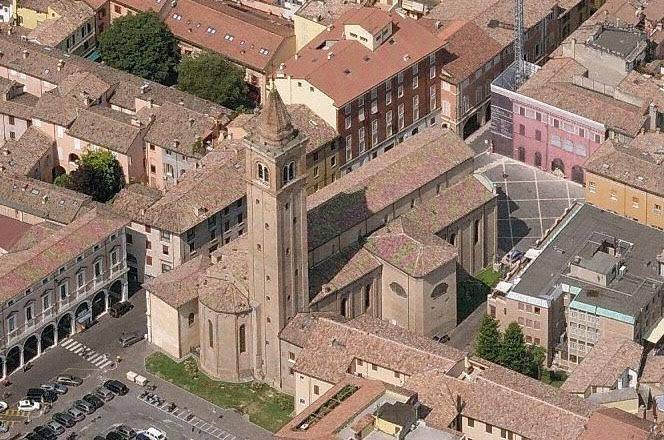Il Duomo di Cesena e piazza Giovanni Paolo II visti dall'alto