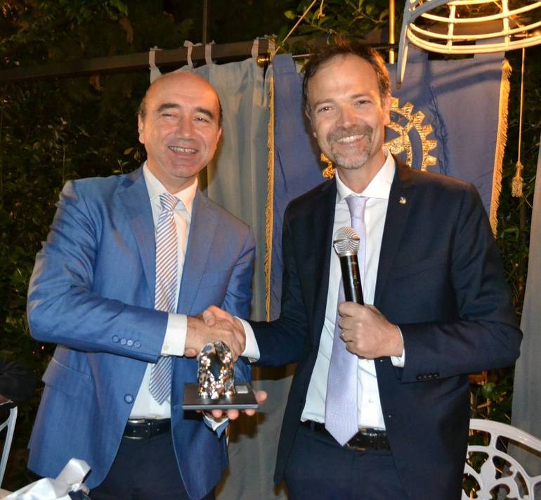 Da sinistra, il professor Giovanni Emanuele Corazza e il presidente del Rotary club Alessio Avenanti