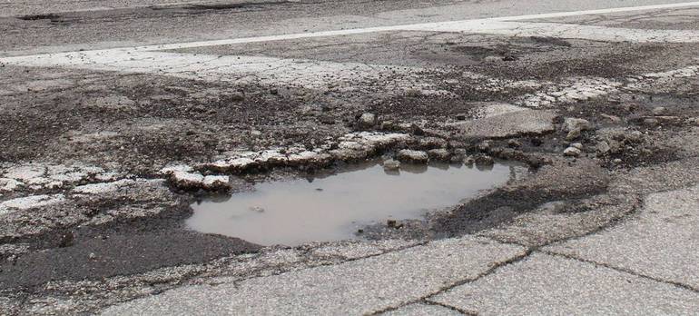 Una buca nell'asfalto (foto Mv)