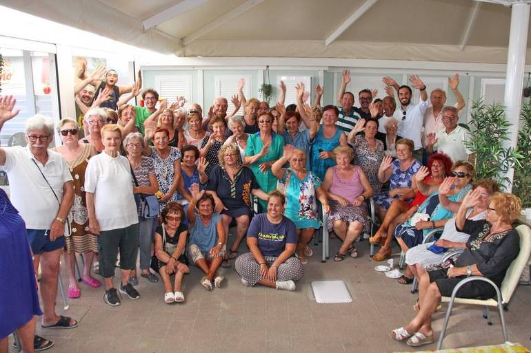 Lattuca con gli anziani in vacanza a Pinarella nel 2019