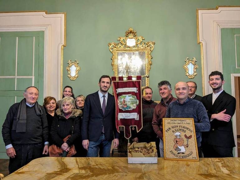  Nella foto il sindaco Enzo Lattuca e l'assessora Francesca Lucchi con "Gli amici di sempre" nella Sala degli Specchi di palazzo Albornoz