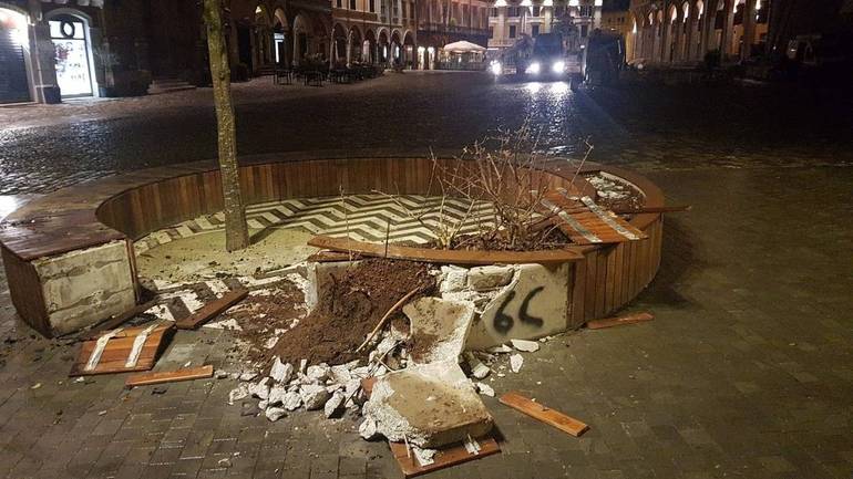 Il quarto lato di piazza del Popolo danneggiato da un Suv nel gennaio 2022