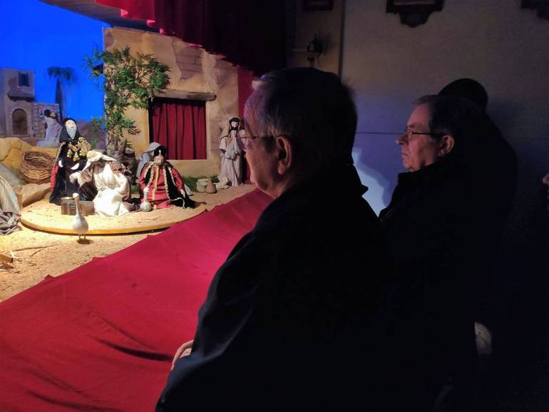 Il vescovo Douglas, accanto a don Tonino Domeniconi, visita il presepe di Case Missiroli