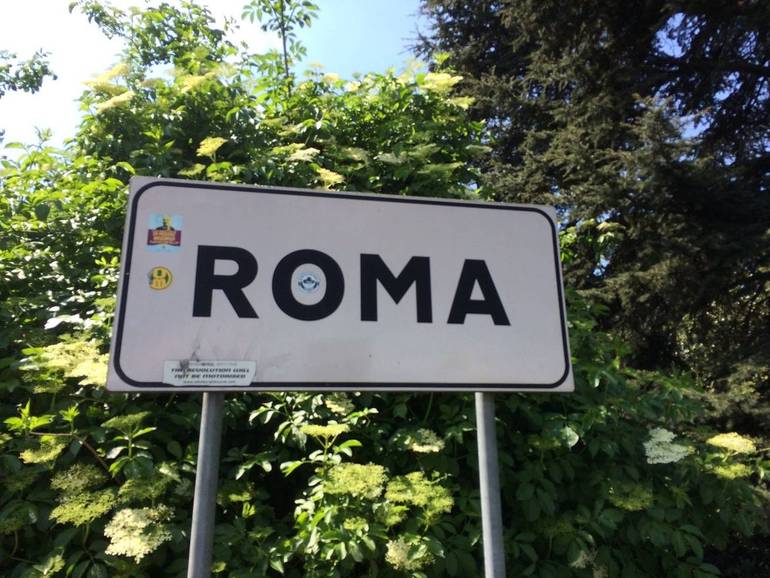 Il cartello che indica Roma. La foto è stata inviata da Marco Pieri, giunto oggi nella capitale