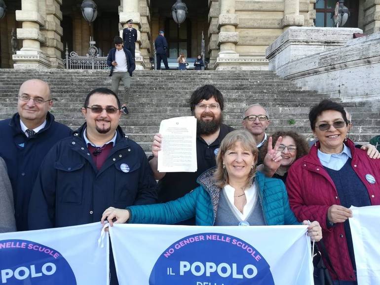 Il Popolo della famiglia di Cesena consegna la proposta di legge sul reddito di maternità