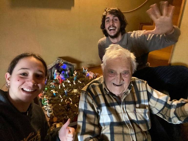 Nella foto di Pippo, il presepe di Giancarlo Capponcelli con i nipoti Teresa e Nicola