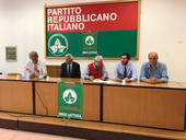 La foto con Giorgio La Malfa (il secondo da sinistra) e il candidato sindaco al ballottagio Enzo Lattuca (il secondo da destra) nella storica sede del Pri