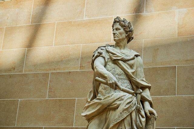 statua di Giulio Cesare al Louvre (pixabay)