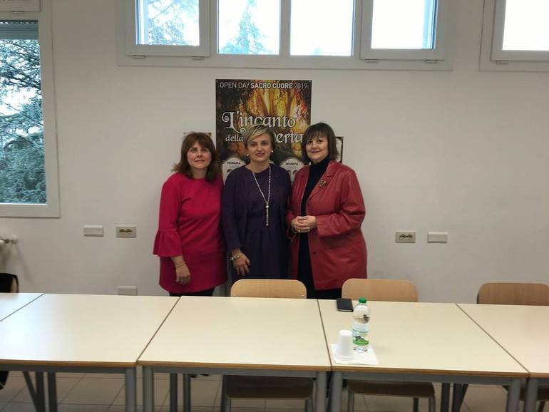 Da sinistra la vicaria delle scuole dell'infanzia Elisa Alessandri, la direttrice dell'infanzia e della primaria Emanuela Casali e la preside Ombretta Sternini 