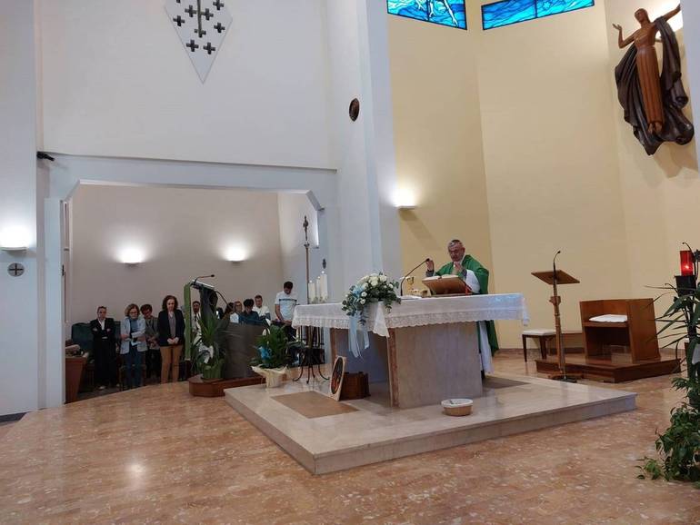 Un momento della Messa nella chiesa parrocchiale di Bulgarnò, questa mattina. Foto di Marco Paolucci