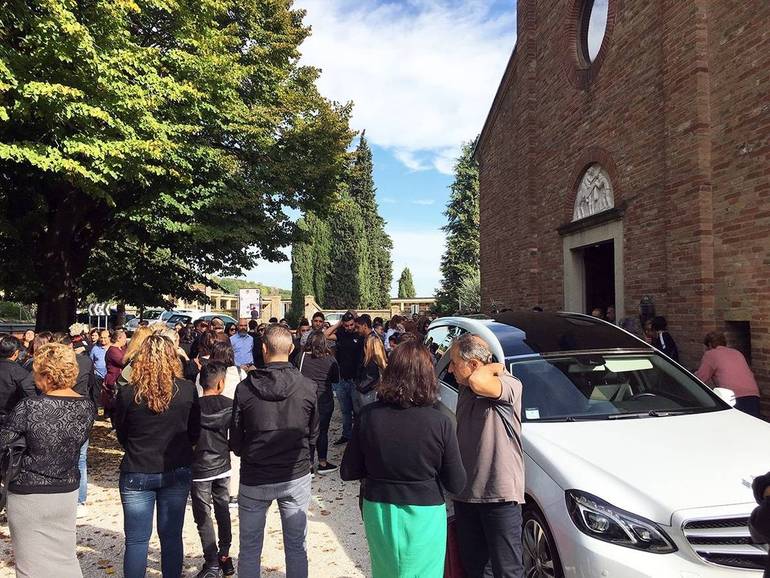La gente questa mattina all'esterno della chiesa di Calisese per il funerale dell'adolescente morta tragicamente sabato scorso