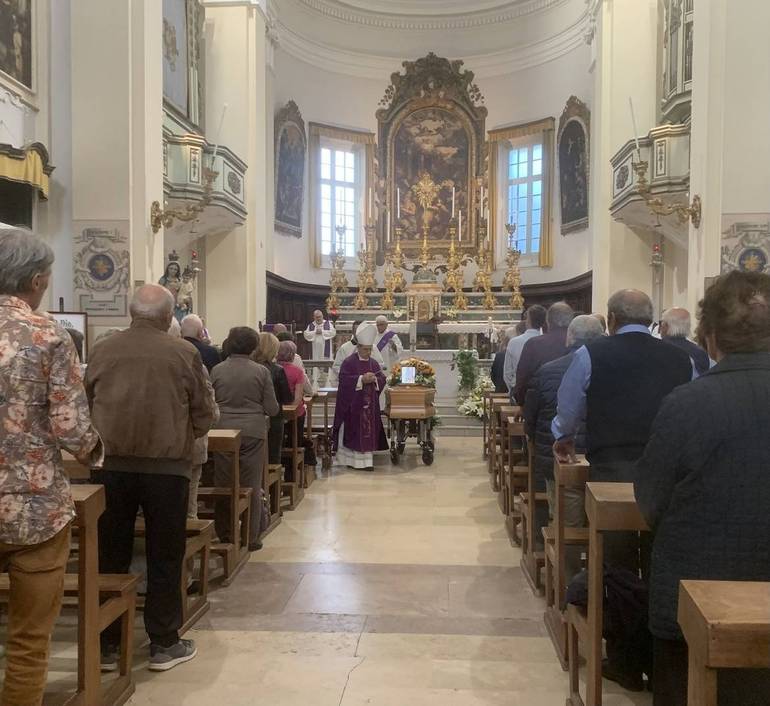 Il vescovo Douglas benedice la salma di Bruno Fusconi nella chiesa di San Domenico