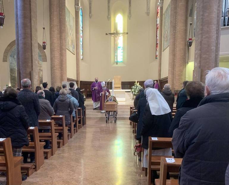 Una foto dei funerali di questa mattina di Adelmo Calderoni, in Cattedrale, presieduti dal vescovo Douglas