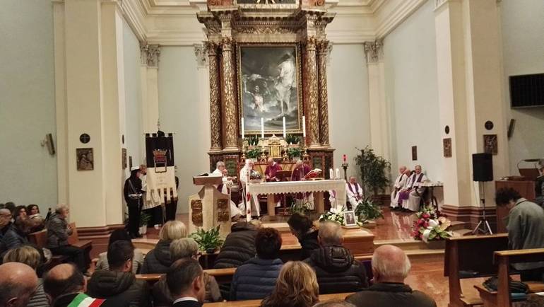 Un momento del funerale del professor Giovanni Maroni, celebrato questa mattina nella chiesa di San Pietro e presieduto dal parroco, monsignor Walter Amaducci