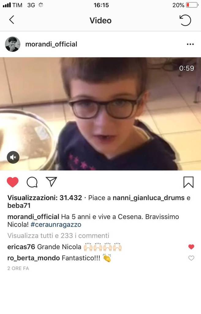 Il video del piccolo Nicola Ceccaroni che suona "C'era un ragazzo" fa impazzire i fan di Gianni Morandi