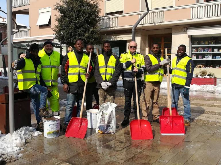 Gli ospiti della canonica di Bagnile, guidati da Giorgio Pollastri, al lavoro oggi con i volontari della Protezione civile per pulire le strade dalla neve