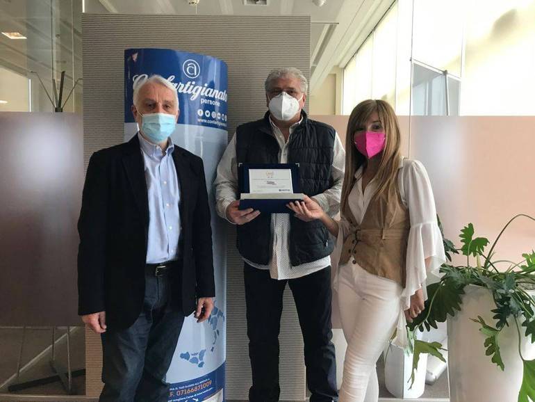 Nella foto, la consegna della targa da parte di Giampiero Placuzzi e Simona Morghenti all'imprenditore Roberto Guidi