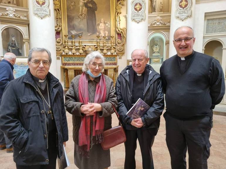 Nella foto di Sandra e Urbano da sinistra il vescovo Regattieri, la sorella dell'artista, monsignor Walter Amaducci e don Marco Muratori 