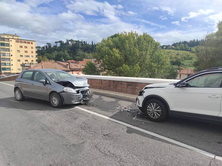 Incidente sul ponte Vecchio, traffico congestionato