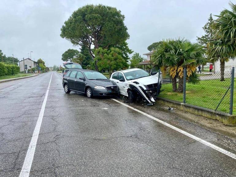 Nella foto, le due auto coinvolte nell'incidente di questa mattina in via provinciale Ruffio