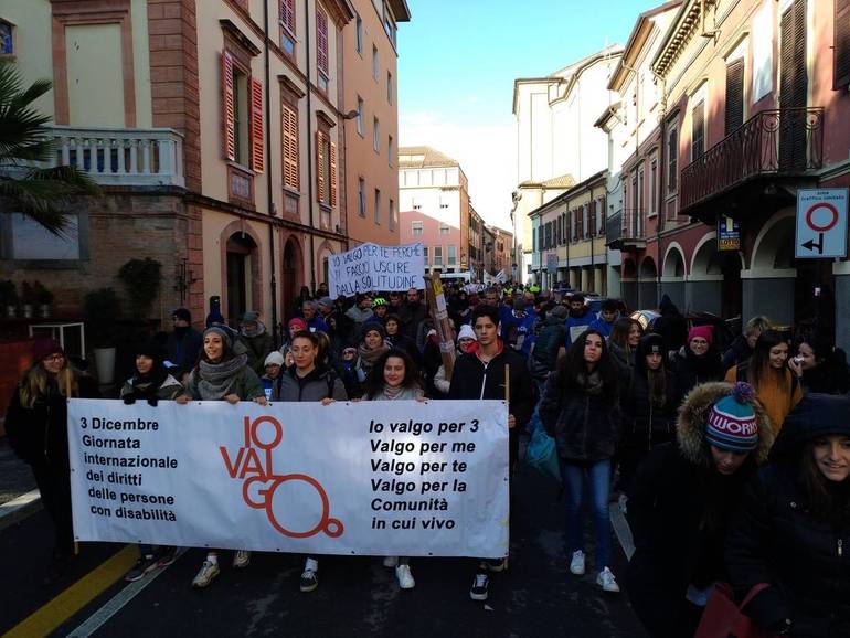 Il corteo sfila per le strade del centro di Cesena