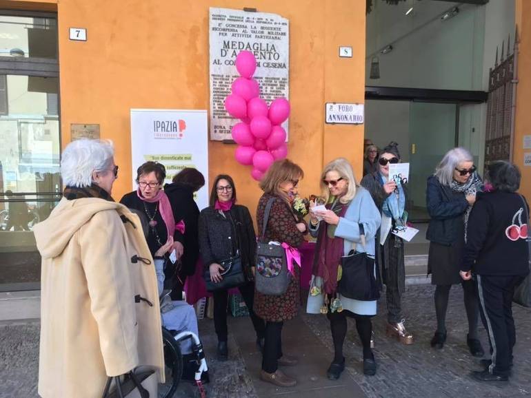 L'iniziativa dell'8 marzo dell'associazione Ipazia sotto al loggiato comunale di Cesena - dalla pagina FB