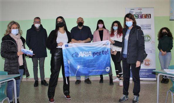 Nella foto gli studenti del Serra con la bandiera della campagna "C'è aria per te".