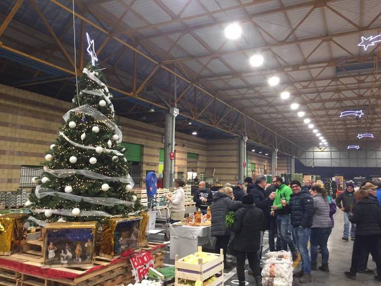 L'albero di Natale scalda il mercato ortofrutticolo