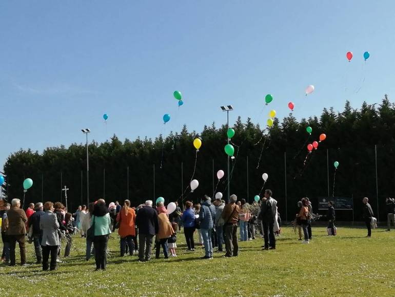 Il lancio dei palloncini della pace, ieri a Bulgaria