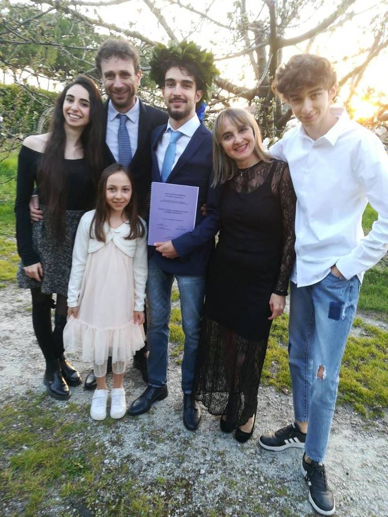 La famiglia Burzacchi al gran completo, con il babbo Tiziano, la mamma Mirella e i fratelli Francesca, Simone e Caterina