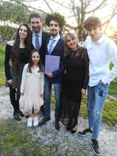 La famiglia Burzacchi al gran completo, con il babbo Tiziano, la mamma Mirella e i fratelli Francesca, Simone e Caterina