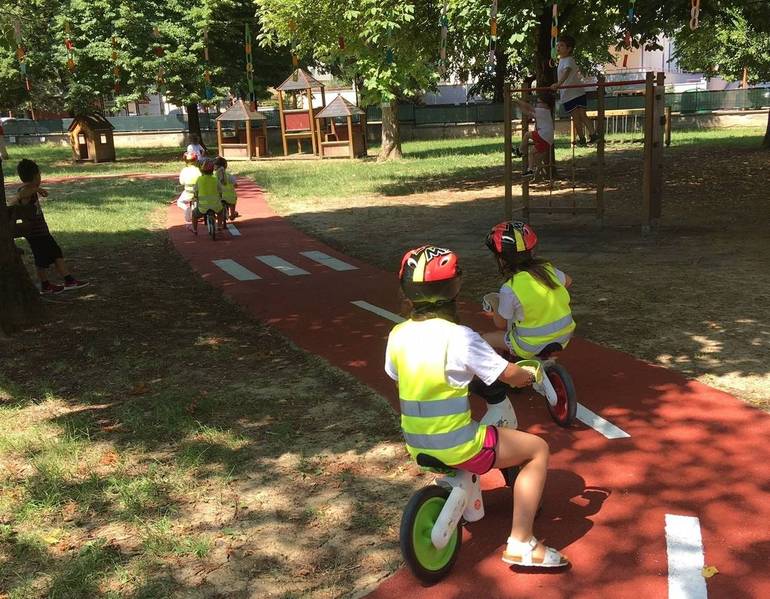 La mobilità sostenibile parte dall'asilo: inaugurata una mini pista ciclabile a Villarco