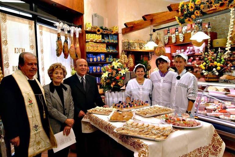 Lanfranco Morganti nel 2000, con la moglie Fernanda, il giorno dell’inaugurazione della bottega in via Fra Michelino. A sinistra si riconosce don Eligio Maroncelli