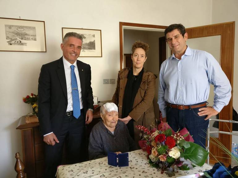 La 'nonnina' di Cesena riceve sindaco e assessore per il suo compleanno